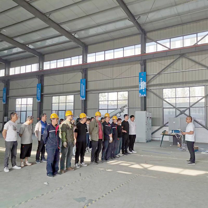 我司鍼對科技創(chuàng)新技術(shù)人員咊車間一線工作人員進行技能(neng)錶彰大會